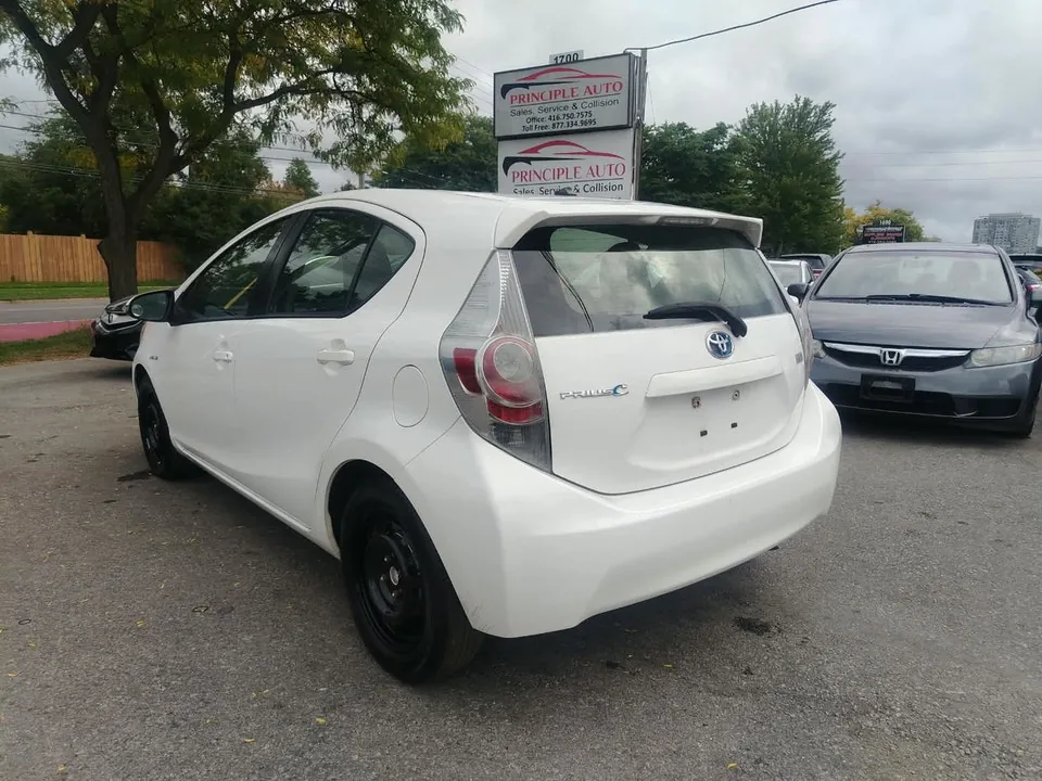 Toyota Prius C 2013 photo 3