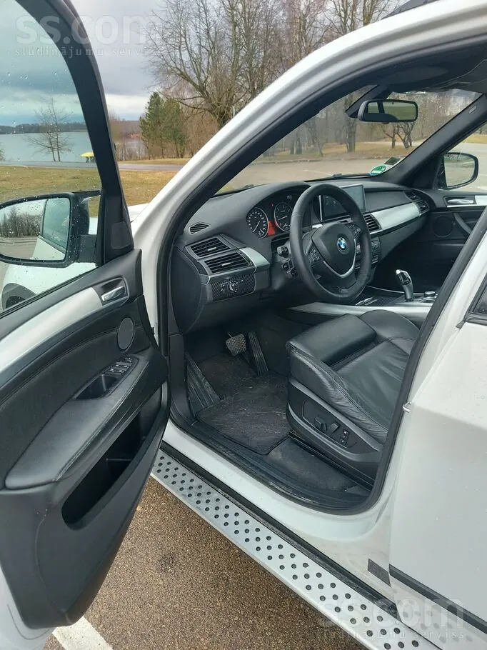 BMW X5 2009 photo 2