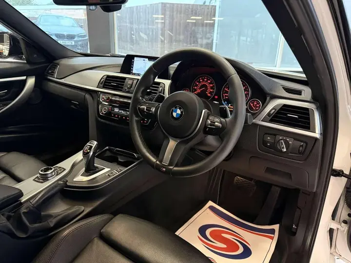 BMW 3 Series 2018 photo 2