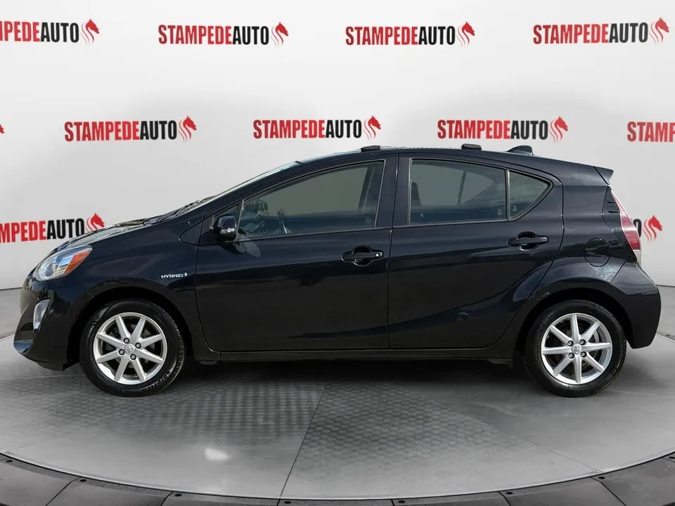 Toyota Prius C 2015 photo 2