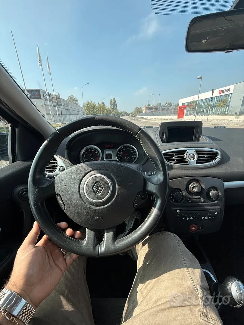 Renault Clio 2010 photo 5