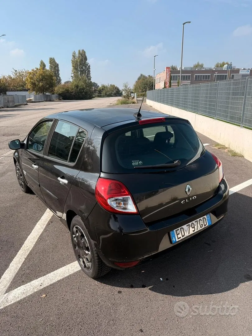 Renault Clio 2010 photo 2
