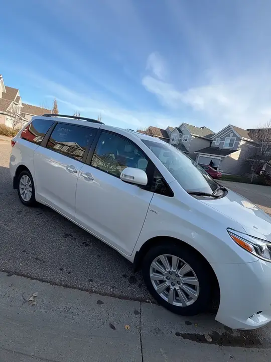 Toyota Sienna 2017 photo 2