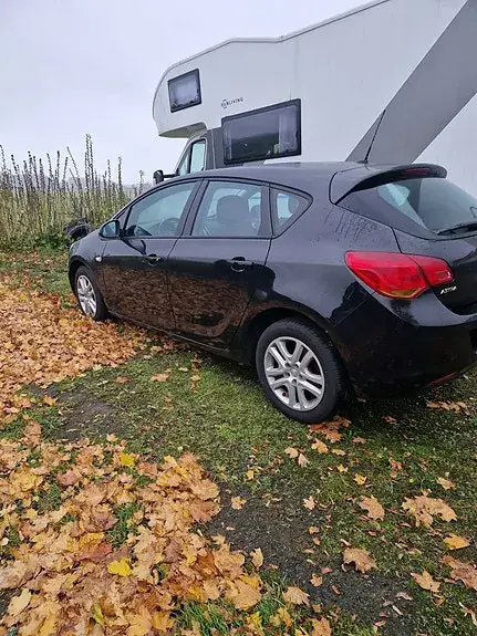 Opel Astra 2010 photo 2