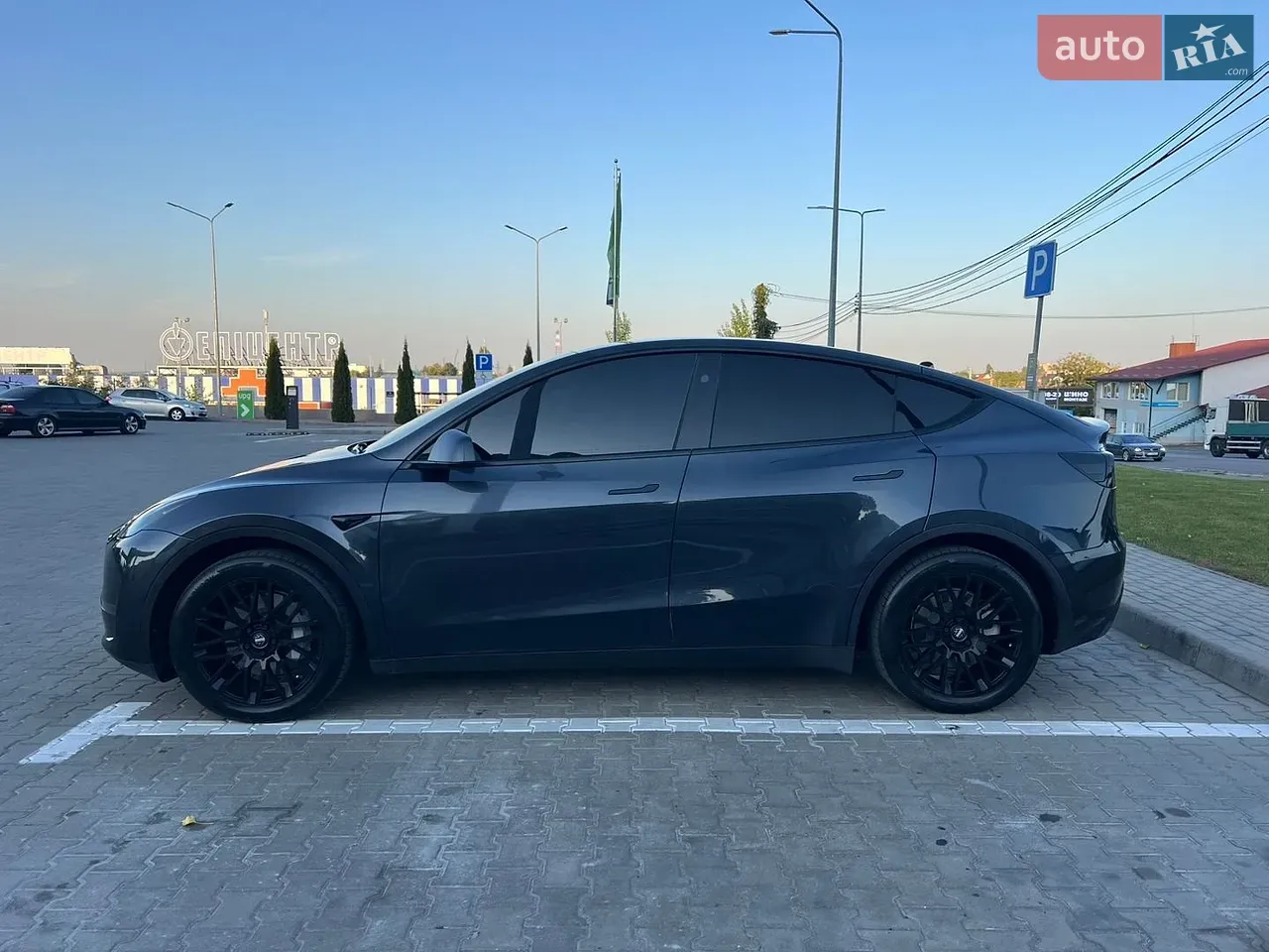 Tesla Model Y 2024 photo 2