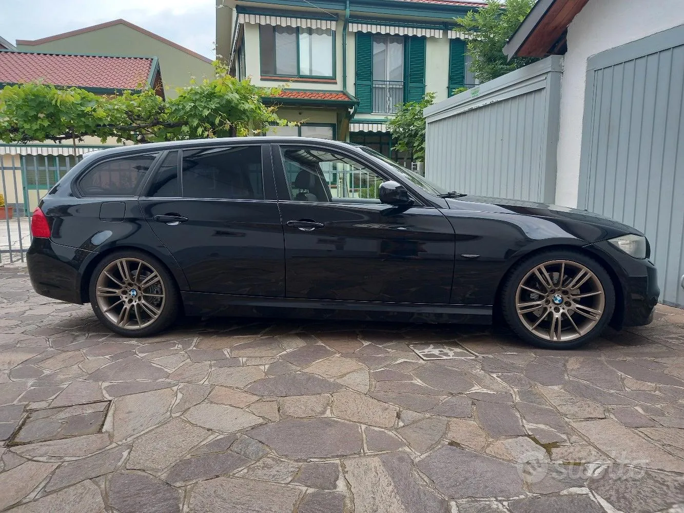 BMW 3 Series 2011 photo 2