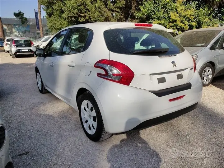 Peugeot 208 2015 photo 2