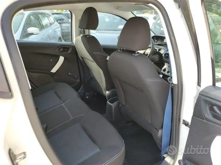 Peugeot 208 2015 photo 5