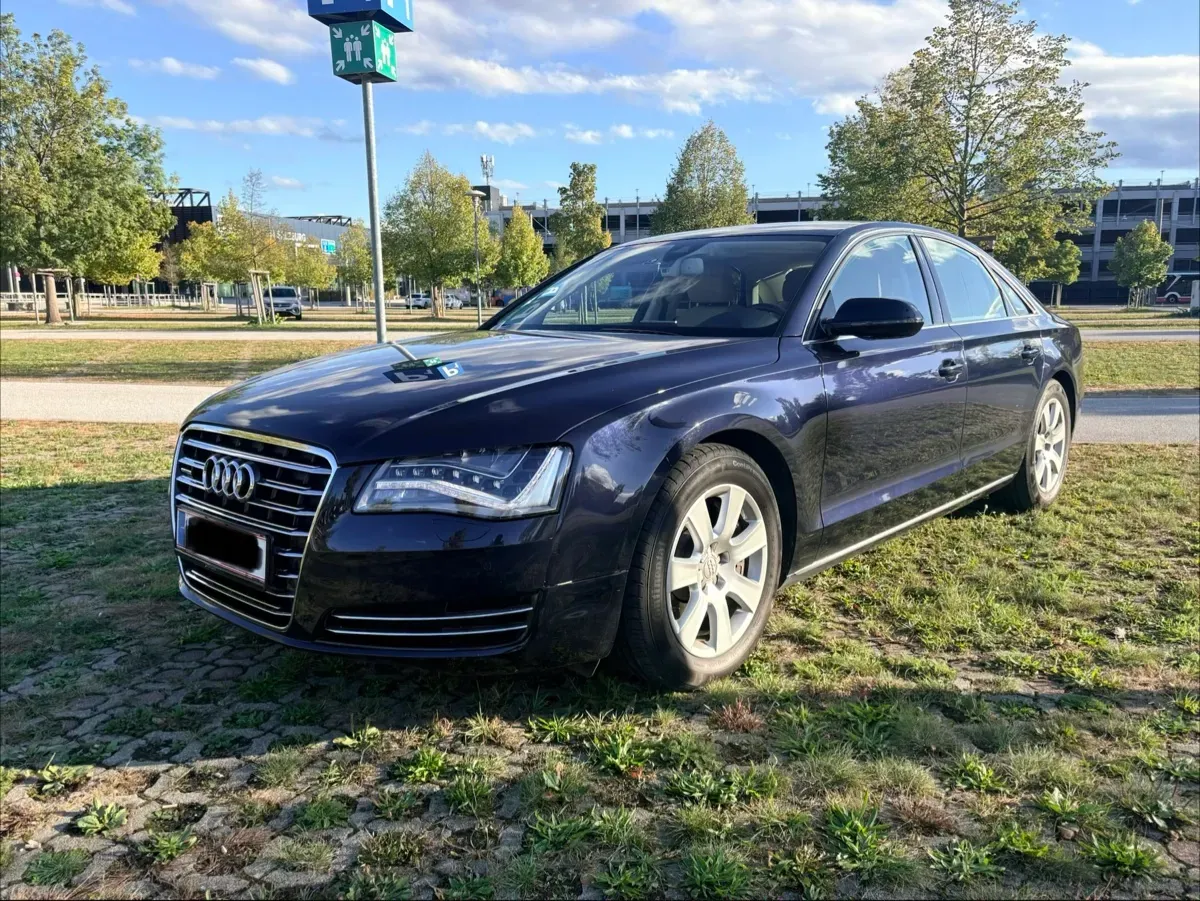 Audi A8 2010 photo 2