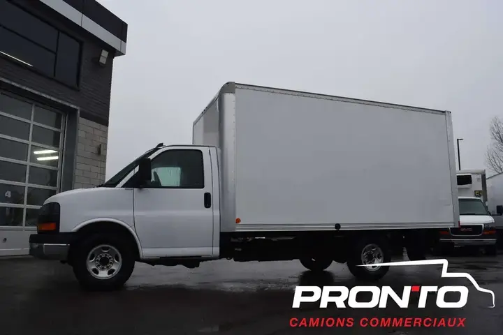 GMC Savana 2020 photo 2