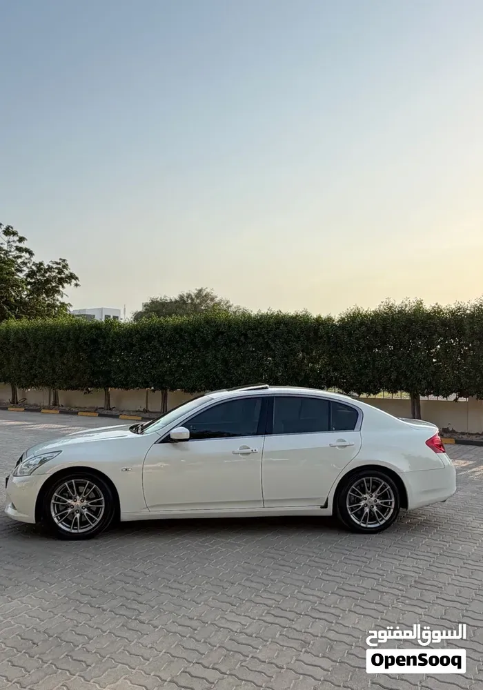 Infiniti G37 2010 photo 3