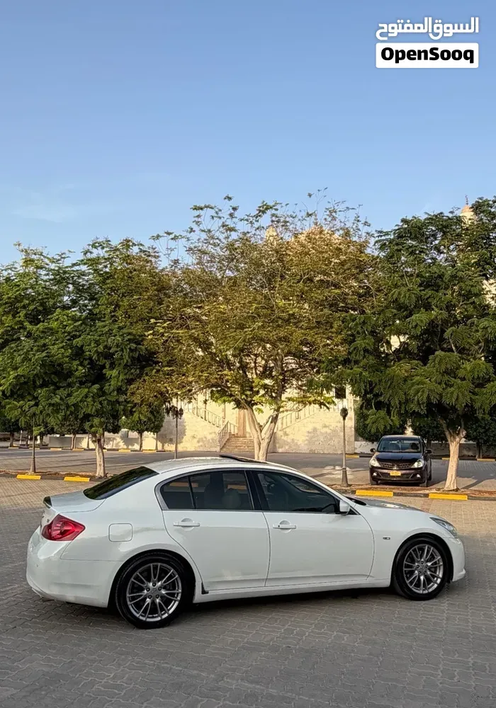 Infiniti G37 2010 photo 2