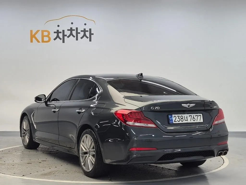 Genesis G70 2019 photo 2