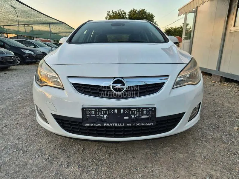Opel Astra J 2011 photo 4