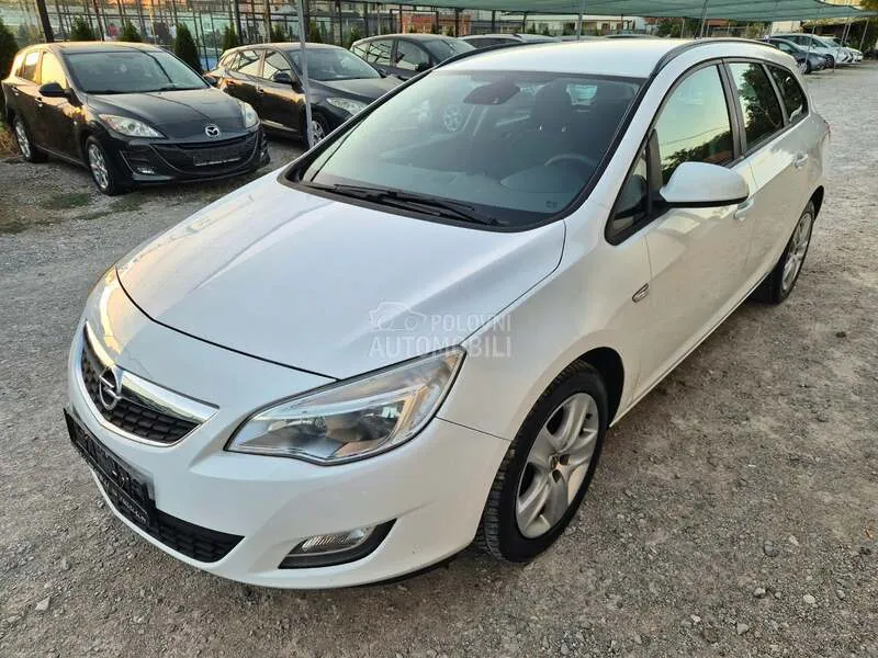 Opel Astra J 2011 photo 2