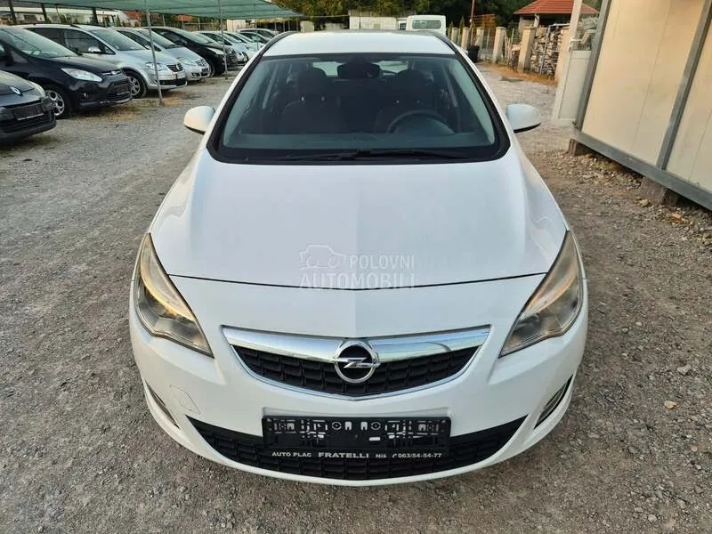 Opel Astra J 2011 photo 3