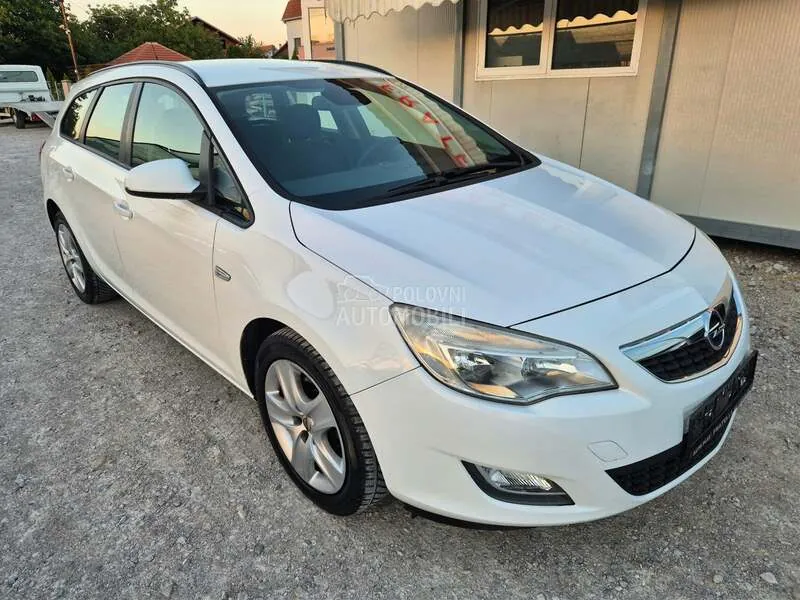 Opel Astra J 2011 photo 5
