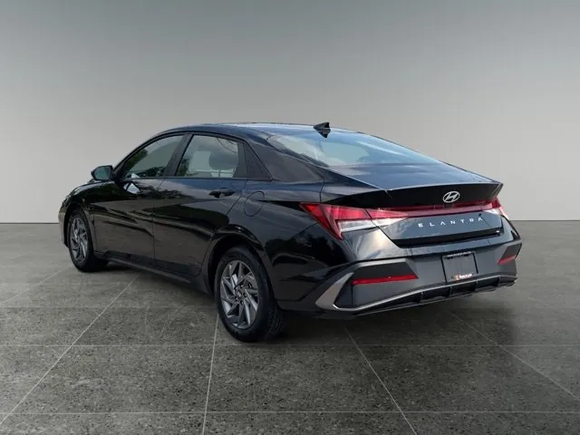 Hyundai Elantra Preferred 2025 photo 4