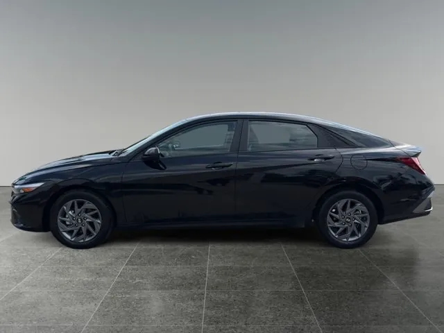 Hyundai Elantra Preferred 2025 photo 2
