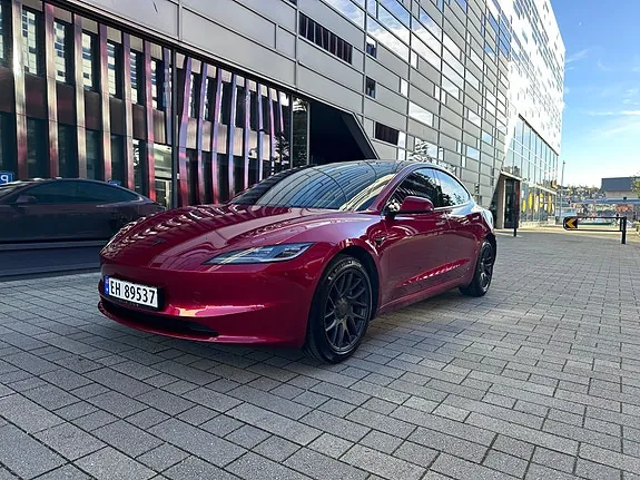 Tesla Model 3 2024 photo 2