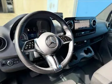 Mercedes-Benz Sprinter photo 2