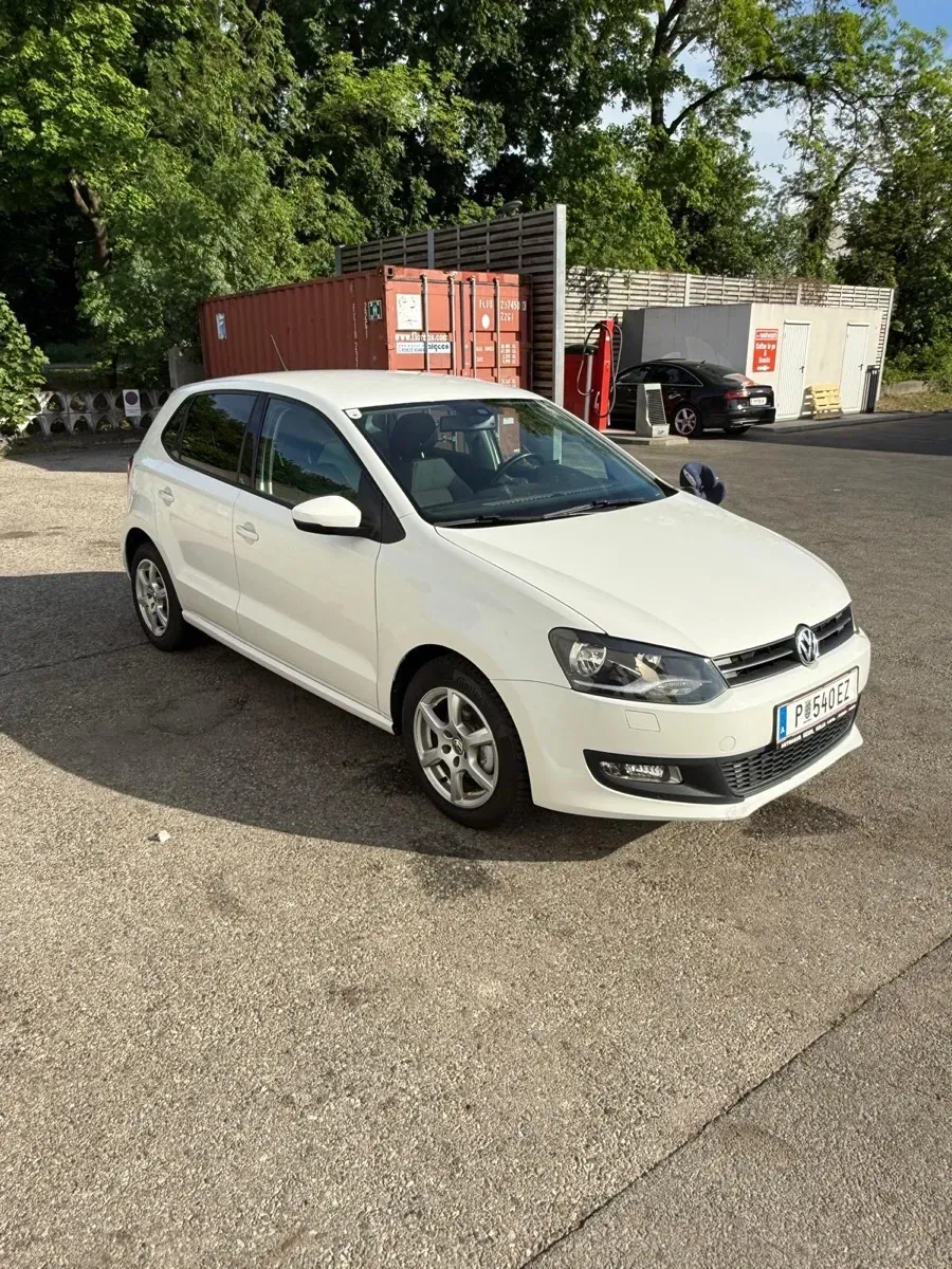 Volkswagen Polo 2011 photo 2