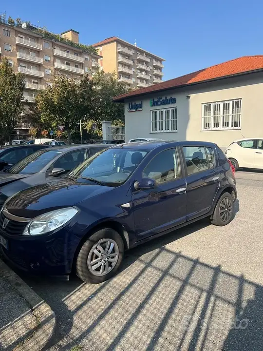 Dacia Sandero 2010 photo 2