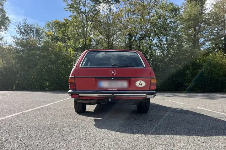 Mercedes-Benz W123 1985 photo 3