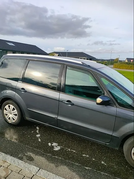 Ford Galaxy 2010 photo 4