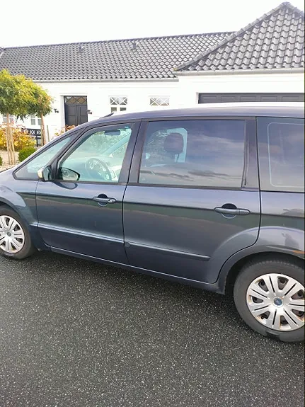 Ford Galaxy 2010 photo 2