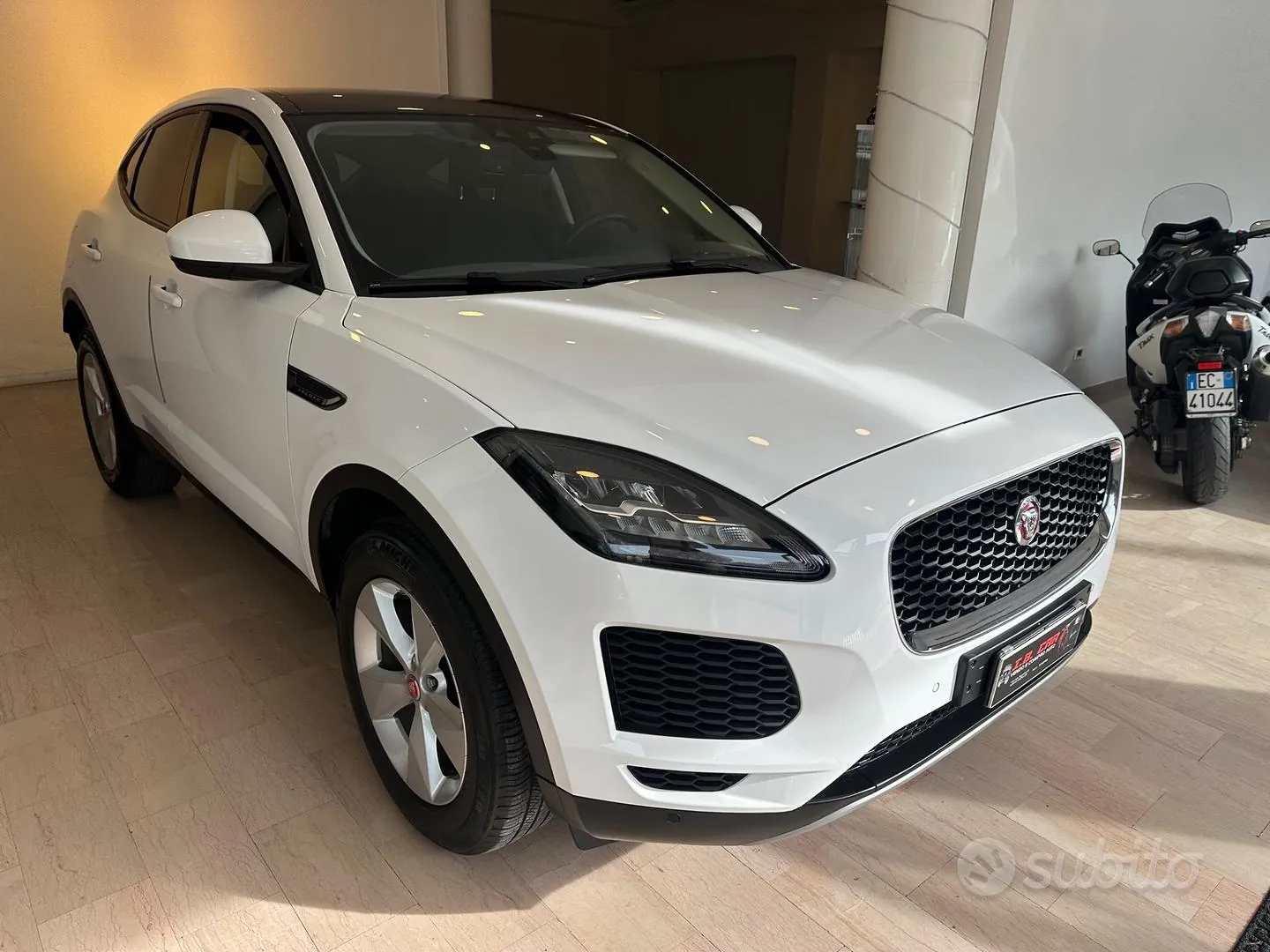 Jaguar E-Pace 2018 photo 3