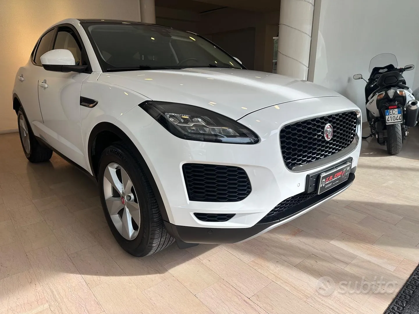 Jaguar E-Pace 2018 photo 2