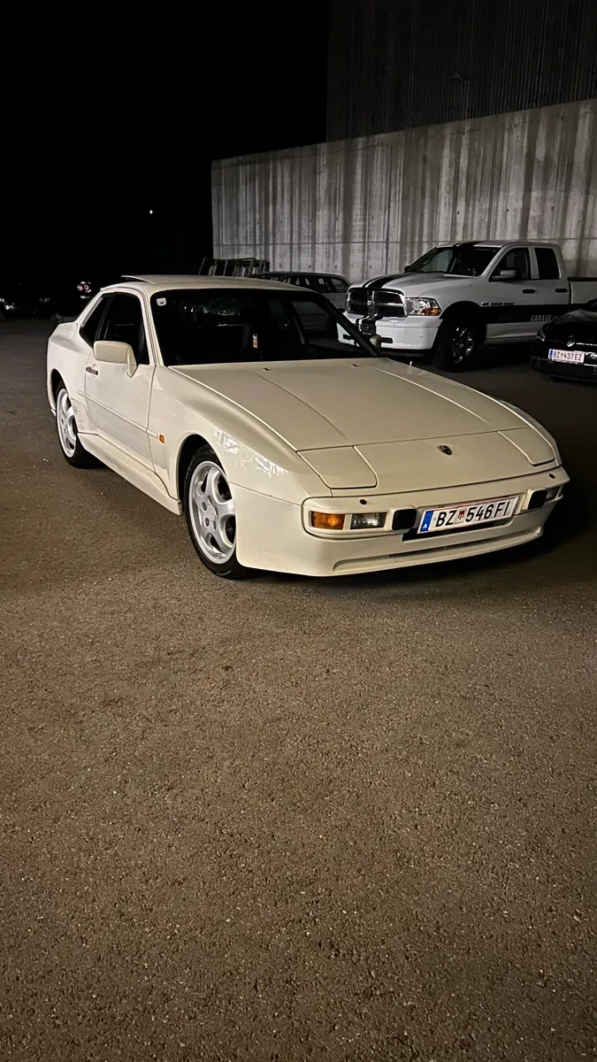 Porsche 944 1985 photo 3