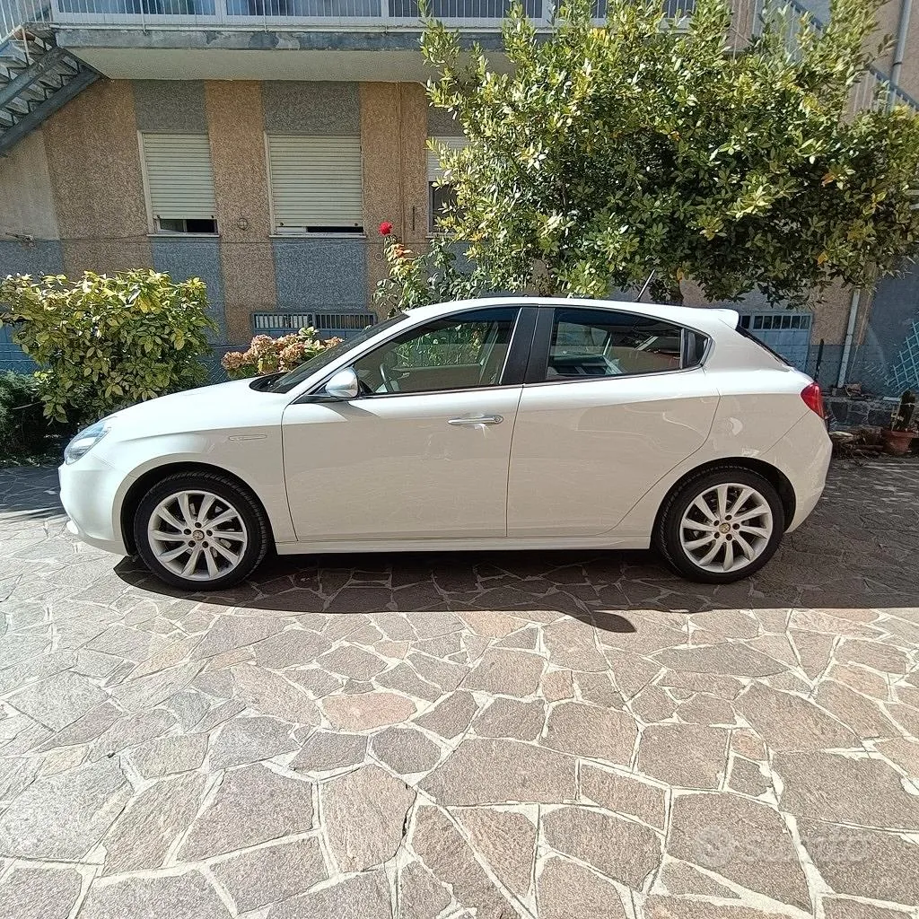 Alfa Romeo Giulietta 2011 photo 2