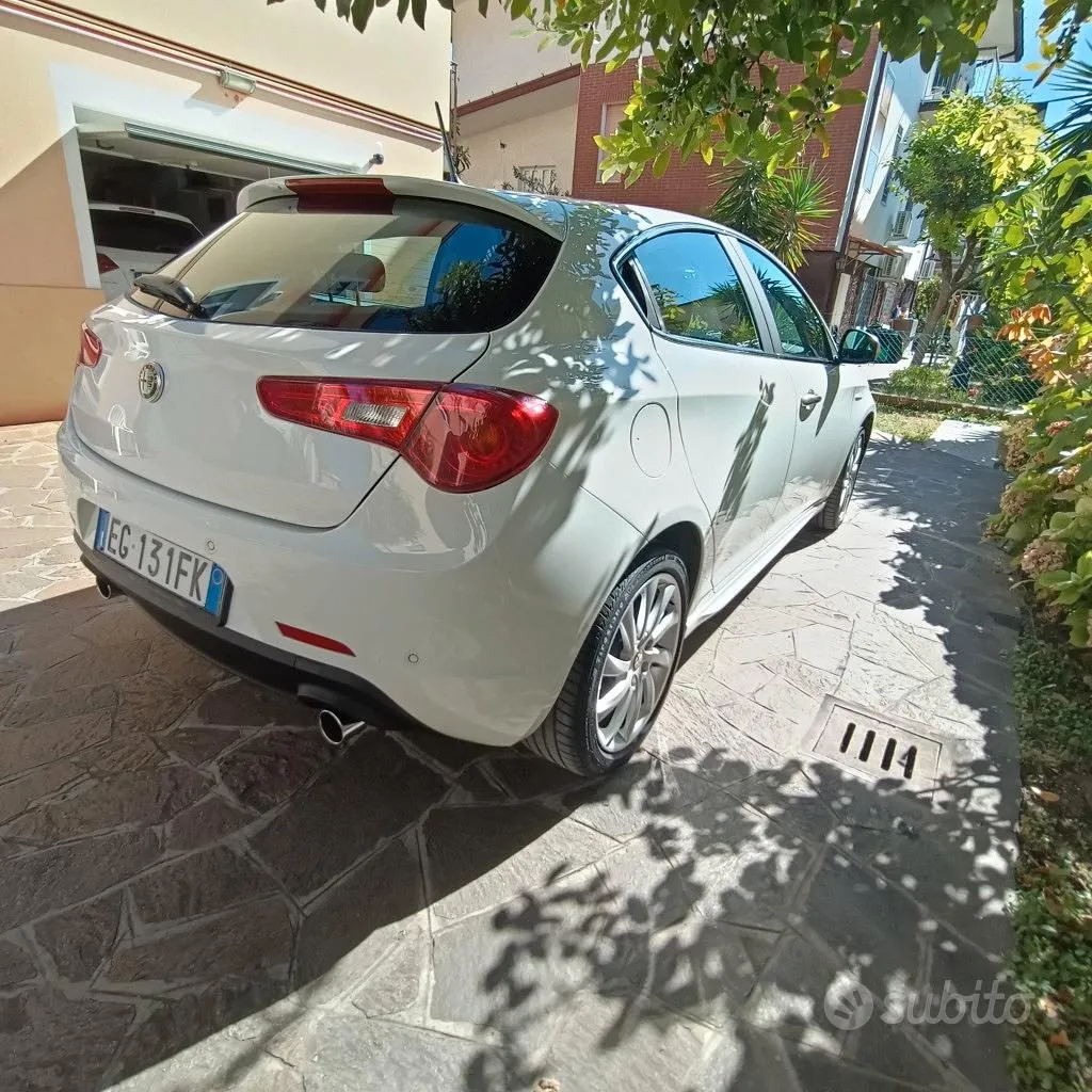 Alfa Romeo Giulietta 2011 photo 4