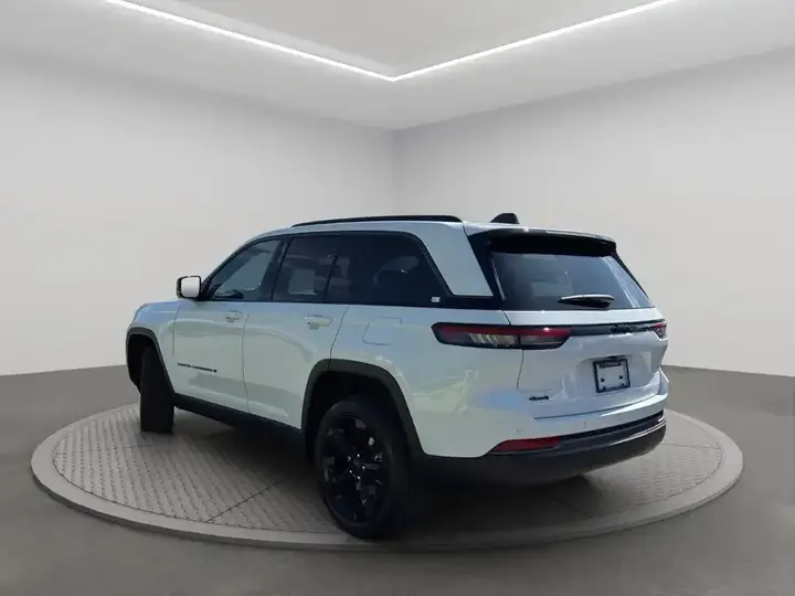 Jeep Grand Cherokee 2026 photo 4