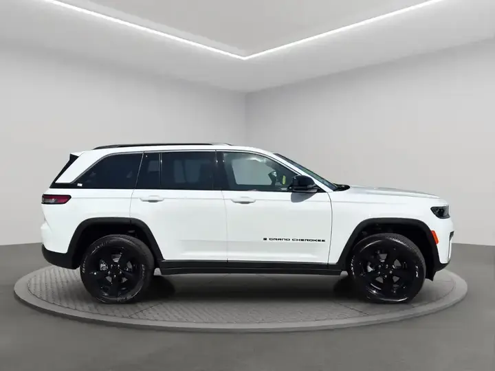 Jeep Grand Cherokee 2026 photo 3
