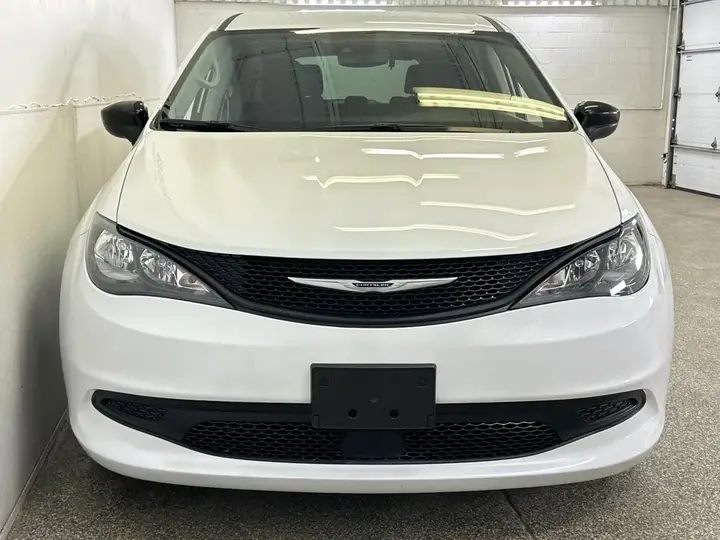 Chrysler Grand Caravan 2024 photo 2