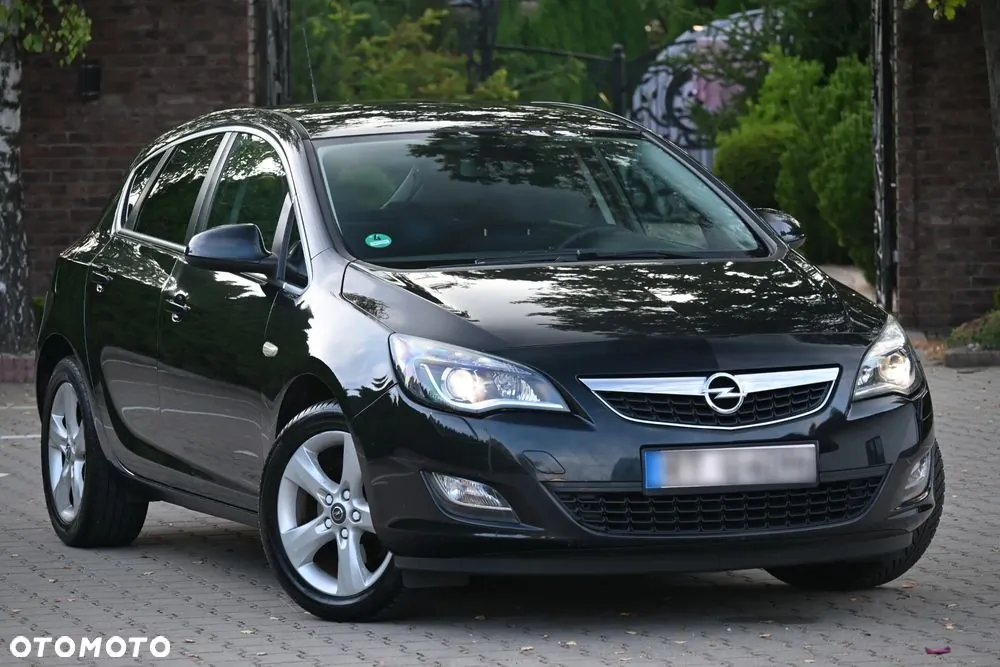 Opel Astra 2011 photo 2