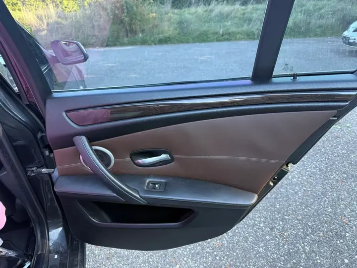 BMW 5 Series 2009 photo 2