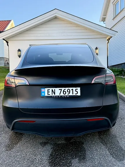 Tesla Model Y 2025 photo 2