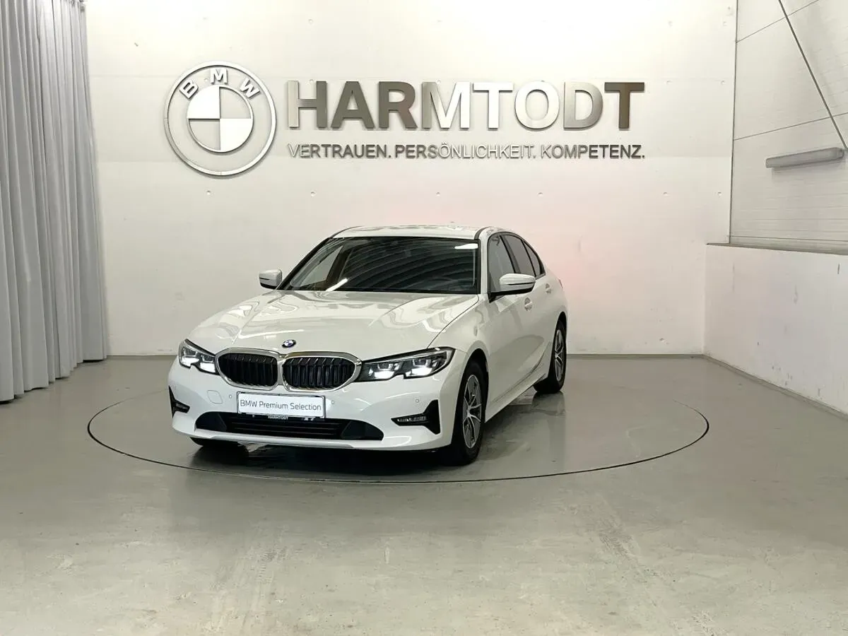 BMW 3 Series 2022 photo 2