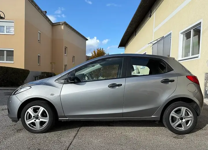 Mazda Mazda2 2009 photo 2