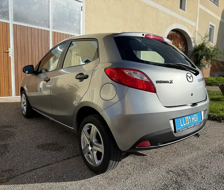Mazda Mazda2 2009 photo 3