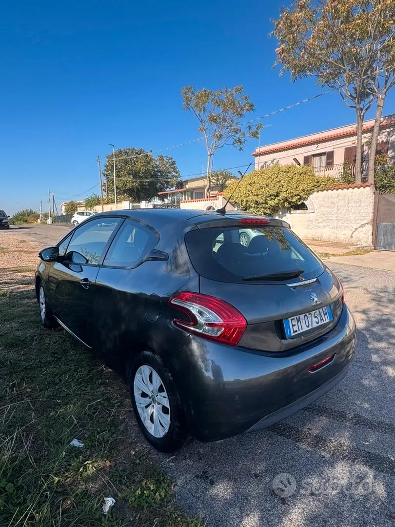 Peugeot 208 2012 photo 3