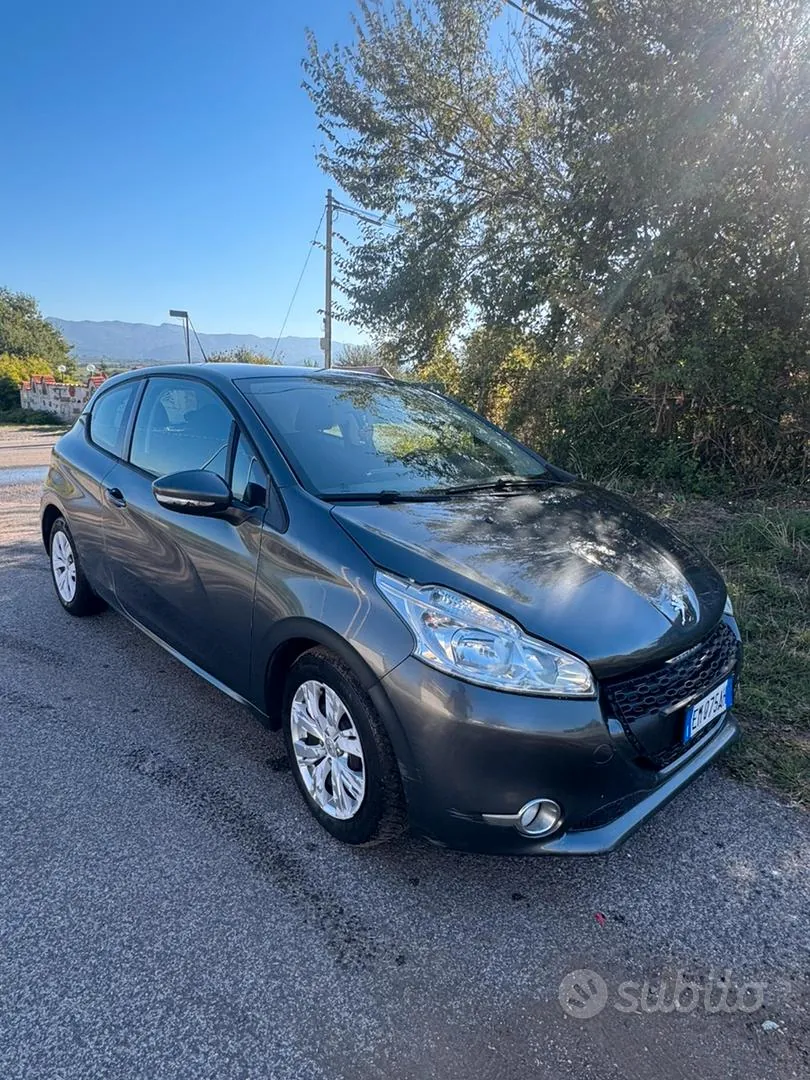 Peugeot 208 2012 photo 2