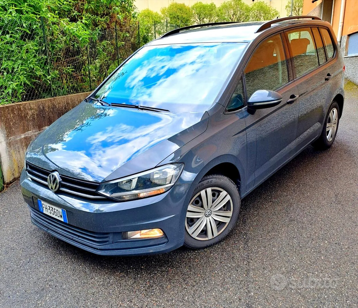 Volkswagen Touran 2017 photo 2