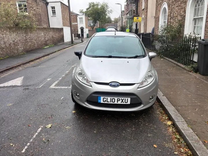 Ford Fiesta 2010 photo 2