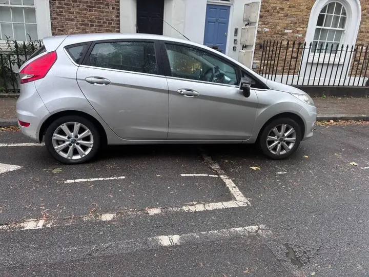 Ford Fiesta 2010 photo 3
