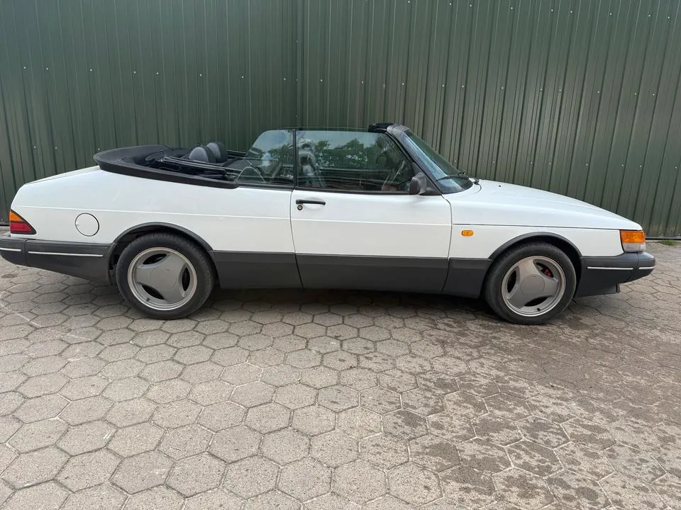 Saab 900